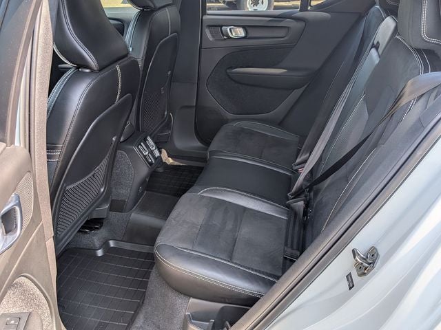 2020 Volvo XC40 R-Design *Under Deposit*