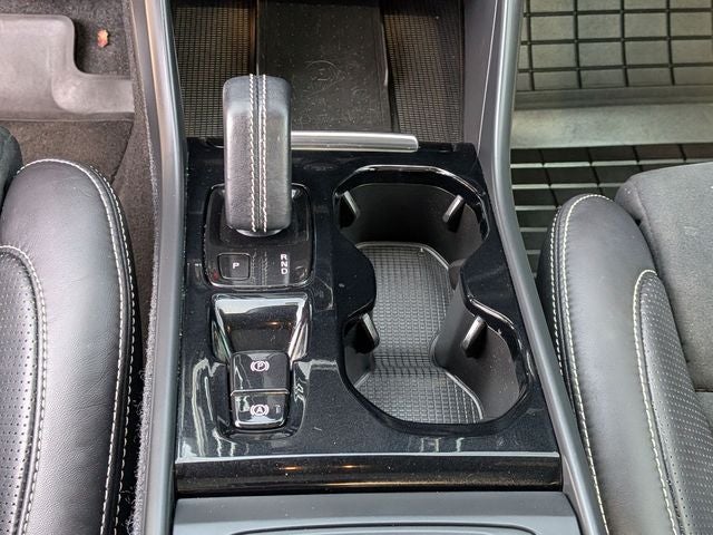 2020 Volvo XC40 R-Design *Under Deposit*