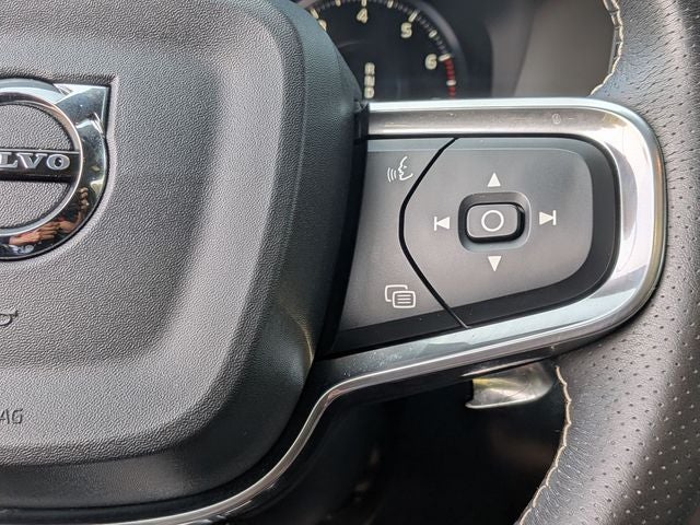 2020 Volvo XC40 R-Design *Under Deposit*