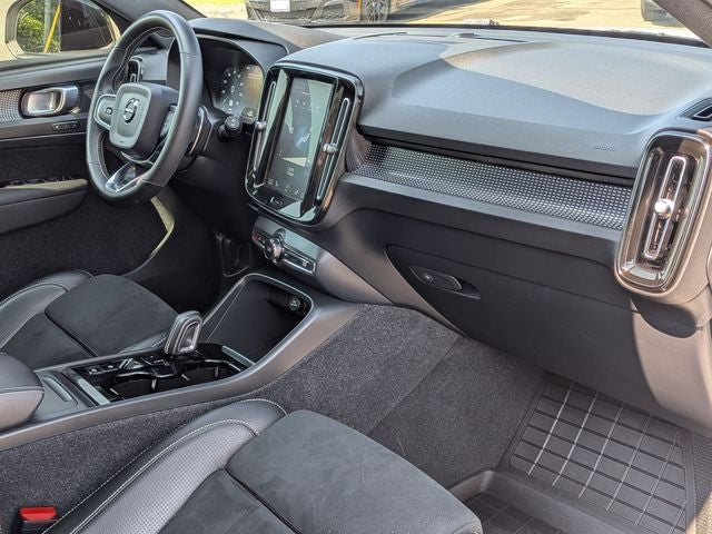 2020 Volvo XC40 R-Design *Under Deposit*