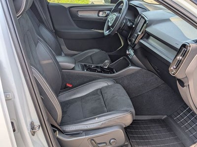 2020 Volvo XC40 R-Design *Under Deposit*